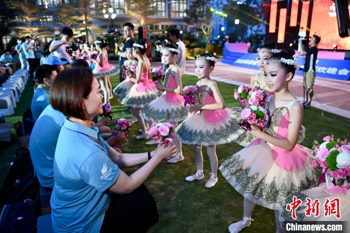 大陸小朋友鮮花送給臺(tái)灣同胞?！⊥鯑|明 攝
