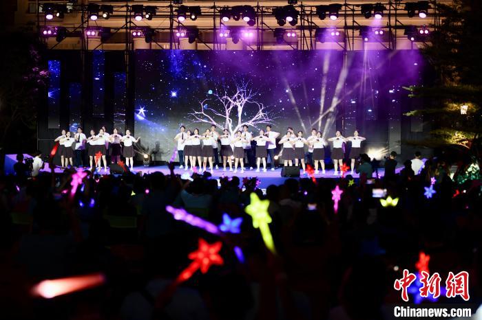 合唱表演《夜空中最亮的星》?！⊥鯑|明 攝