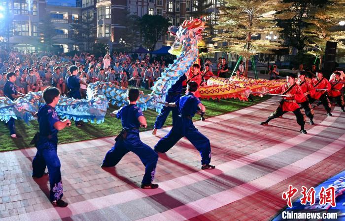 兩岸青少年同臺(tái)呈現(xiàn)龍獅表演?！⊥鯑|明 攝