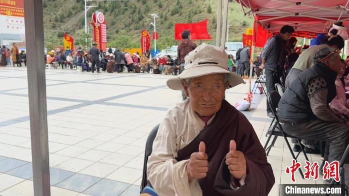 西藏自治區(qū)昌都市左貢縣田妥鎮(zhèn)義診點，藏族奶奶對義診志愿者表示肯定?！〔苄穹?攝