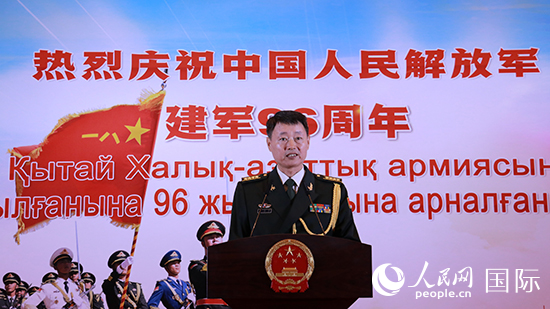 國防武官胡德君大校發(fā)表致辭。人民網(wǎng)記者 李強(qiáng)攝