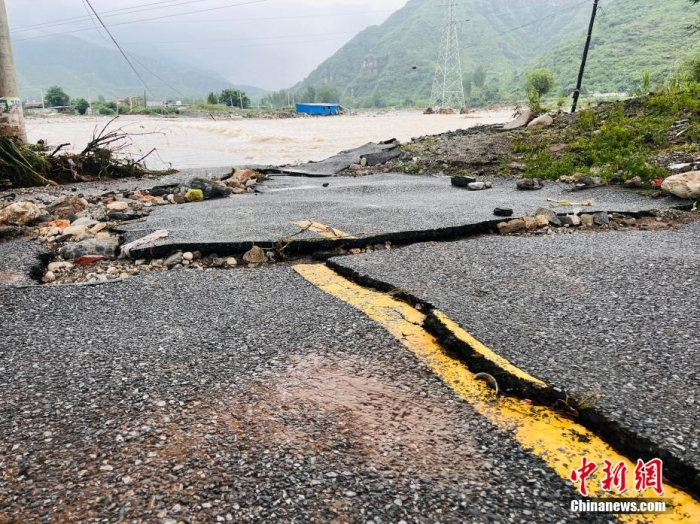 受臺風(fēng)“杜蘇芮”影響，7月29日至8月1日，河北省淶水縣普降暴雨，持續(xù)強降雨和強風(fēng)天氣引發(fā)洪水險情。連日來，當(dāng)?shù)亟M織數(shù)千人搶險救援隊伍，集中力量加快排水、清理路面、救援拋錨車輛、搶修倒伏電線桿等工作。8月1日，方便面、飲用水、火腿腸、面包等首批調(diào)撥救災(zāi)物資送抵救災(zāi)一線，并于當(dāng)天發(fā)放到受災(zāi)群眾手中。目前，淶水縣受損交通、電力、通信等基礎(chǔ)設(shè)施正在加緊搶修，山區(qū)受困人員已分批轉(zhuǎn)移，各項搶險救災(zāi)工作正在有序進行中。圖為淶水縣婁村鎮(zhèn)南安莊村被洪水沖毀的路面。(文/呂子豪 楊猛)李金璐 攝