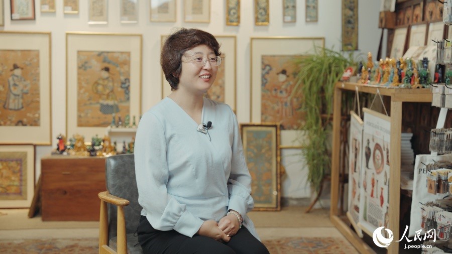 圖為瓷器修復(fù)藝術(shù)家王京。人民網(wǎng)記者 張若涵攝