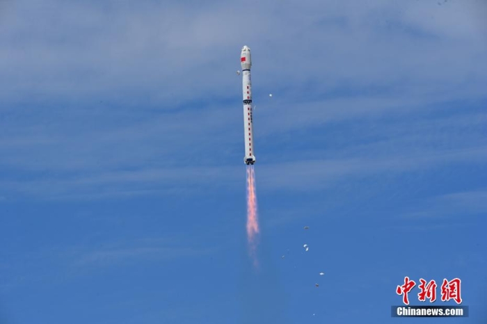 8月3日11時(shí)47分，中國(guó)在酒泉衛(wèi)星發(fā)射中心用長(zhǎng)征四號(hào)丙遙四十四運(yùn)載火箭，成功發(fā)射風(fēng)云三號(hào)06星，衛(wèi)星順利進(jìn)入預(yù)定軌道，任務(wù)取得圓滿成功。該衛(wèi)星將接替在軌超期服役的風(fēng)云三號(hào)C星，探測(cè)數(shù)據(jù)主要用于天氣預(yù)報(bào)、大氣化學(xué)和氣候變化監(jiān)測(cè)業(yè)務(wù)及研究。汪江波 攝