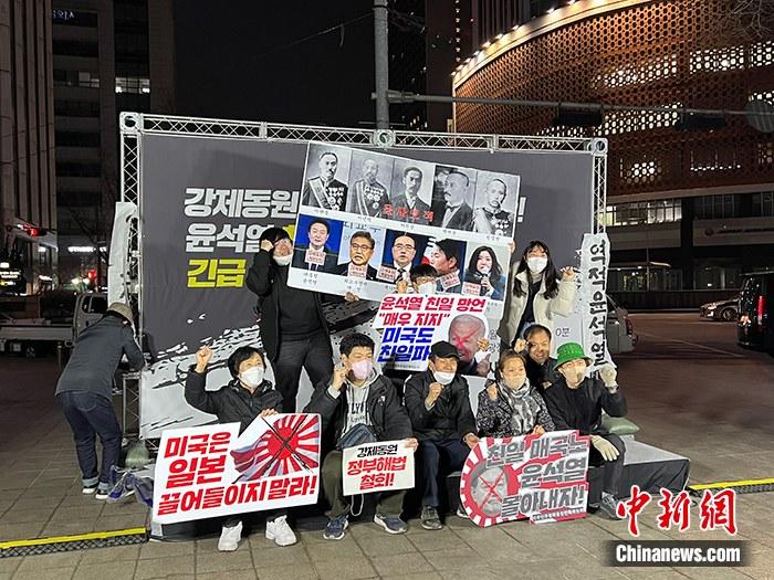 資料圖：韓國公民團(tuán)體聯(lián)盟在首爾廣場舉行燭光守夜活動。