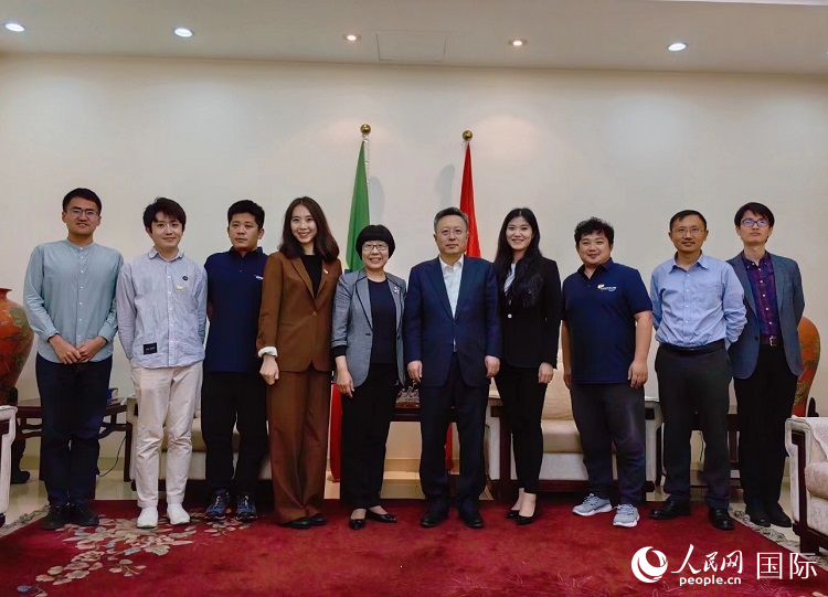 趙志遠(yuǎn)大使（右五）、使館工作人員與人民網(wǎng)記者合影。