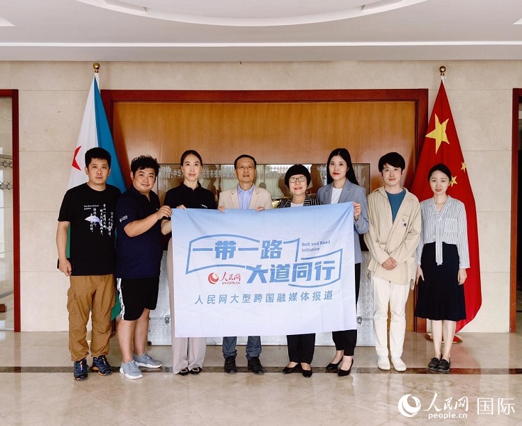 胡斌大使（左四）、使館工作人員與人民網(wǎng)記者合影。