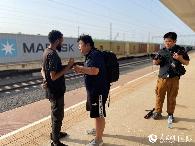 亞吉鐵路吉布提線工作人員介紹列車運(yùn)營情況。人民網(wǎng)記者 趙艷紅攝