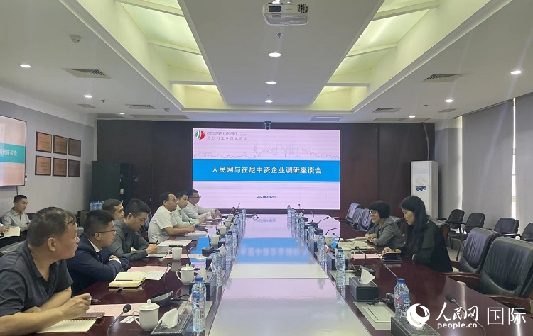 尼日利亞中國商會企業(yè)代表與人民網(wǎng)記者座談。