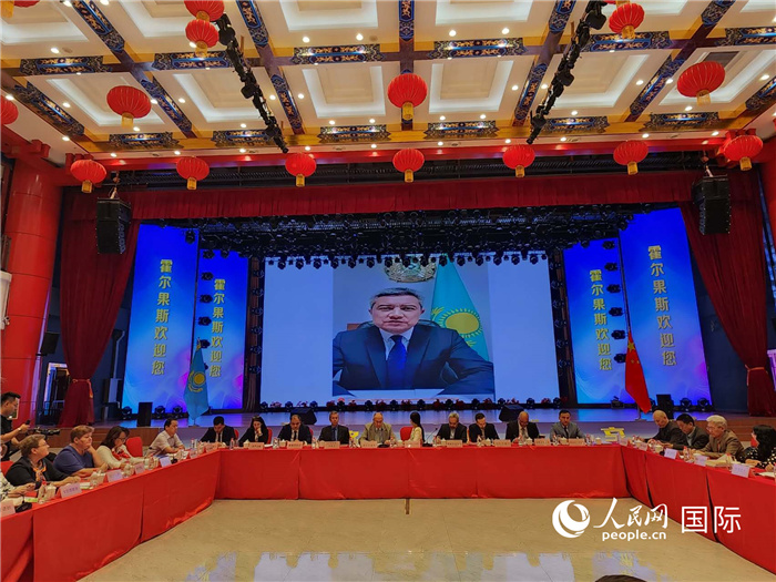 哈外交部駐阿拉木圖副代表拉伊莫夫視頻致辭。人民網(wǎng)記者 李強(qiáng)攝