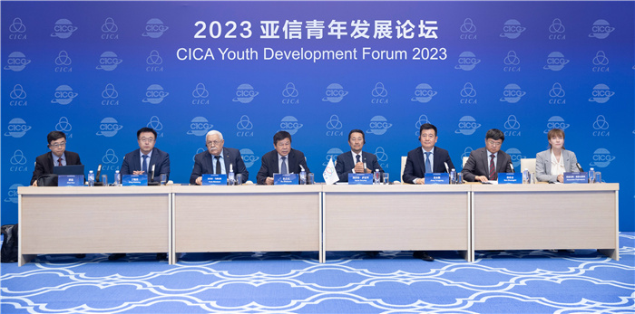 2023亞信青年發(fā)展論壇嘉賓發(fā)言現(xiàn)場。人民畫報供圖