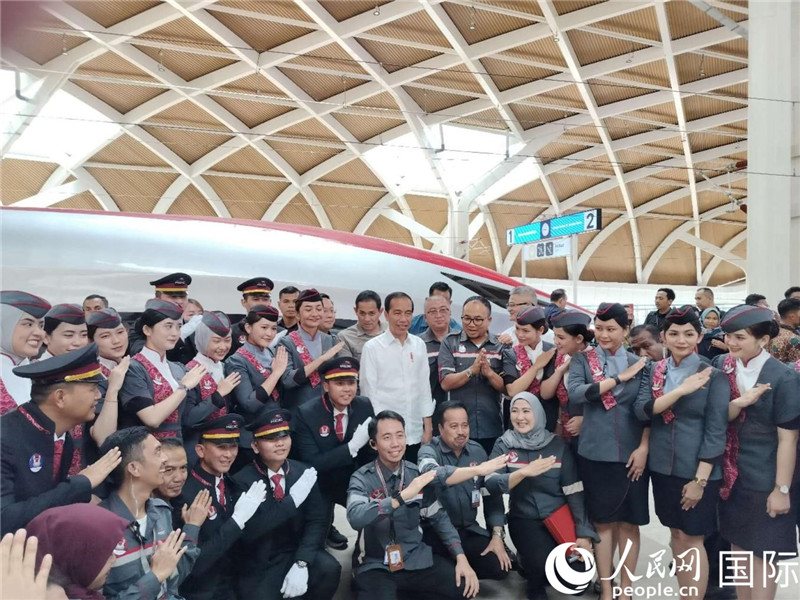 印尼總統(tǒng)佐科與雅萬(wàn)高鐵乘務(wù)員及中印尼嘉賓合影。人民網(wǎng)記者 李培松攝