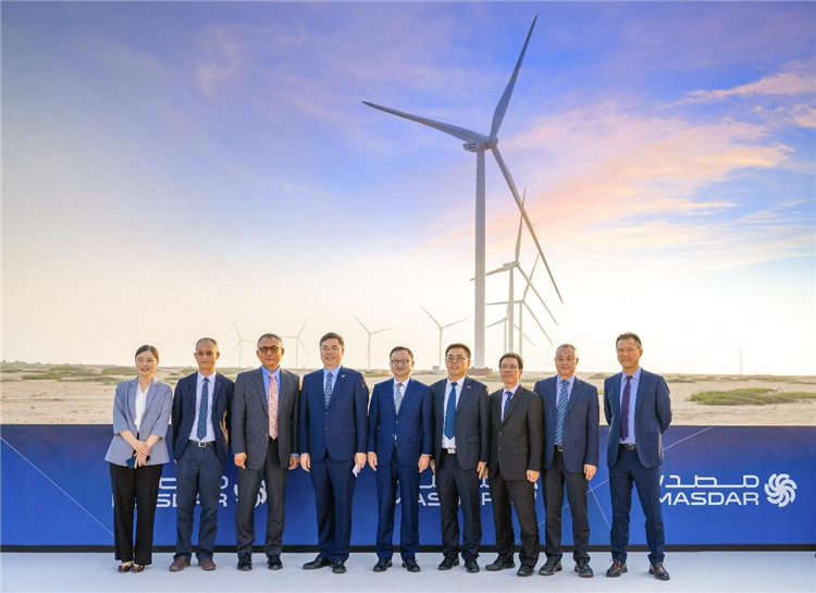 中方建設(shè)者在風(fēng)電場合影。中國電建供圖