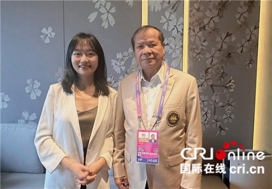 　　△柬埔寨國(guó)家?jiàn)W委會(huì)主席、柬埔寨亞運(yùn)代表團(tuán)團(tuán)長(zhǎng)唐坤（右）接受記者采訪