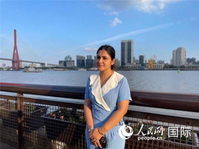 孟加拉國Channel24電視頻道主持人伊斯拉特·阿敏在上海市楊浦濱江接受采訪。 人民網(wǎng)記者 張榮攝