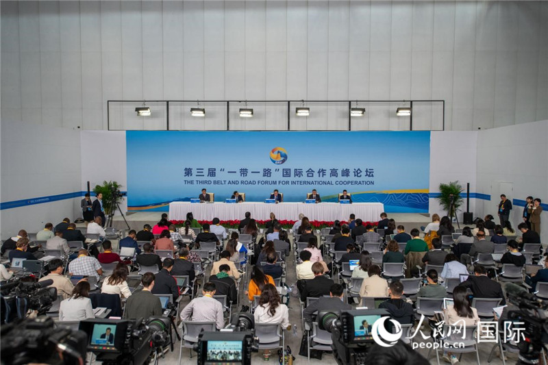 10月16日，第三屆“一帶一路”國際合作高峰論壇新聞中心在北京國家會議中心舉行首場吹風會，邀請自然資源部國際合作司和相關單位負責人介紹有關情況，并回答記者提問。人民網(wǎng)記者 翁奇羽攝
