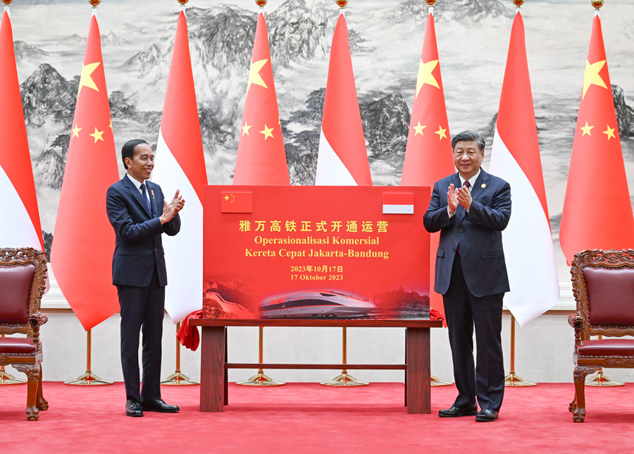 10月17日下午，國(guó)家主席習(xí)近平在北京人民大會(huì)堂同來(lái)華出席第三屆“一帶一路”國(guó)際合作高峰論壇并進(jìn)行國(guó)事訪問(wèn)的印度尼西亞總統(tǒng)佐科舉行會(huì)談。會(huì)談后，兩國(guó)元首共同為雅萬(wàn)高鐵正式開通運(yùn)營(yíng)揭幕。