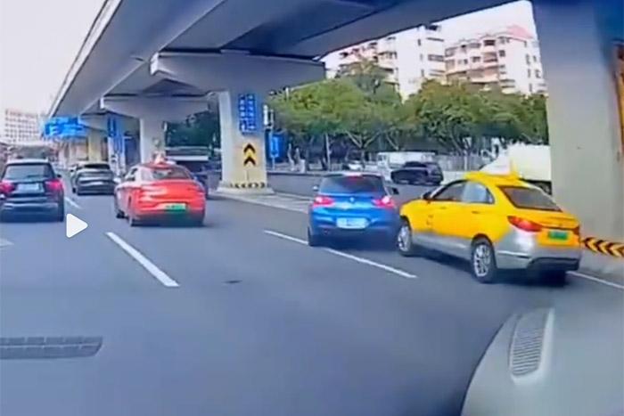 視頻截圖顯示，發(fā)生碰撞的剎那，出租車后方似乎確有車燈點亮。