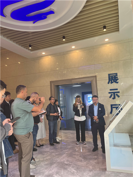 （在文瀾智谷中試產(chǎn)業(yè)基地，中外記者深入了解科技轉化情況 趙橙涔攝）