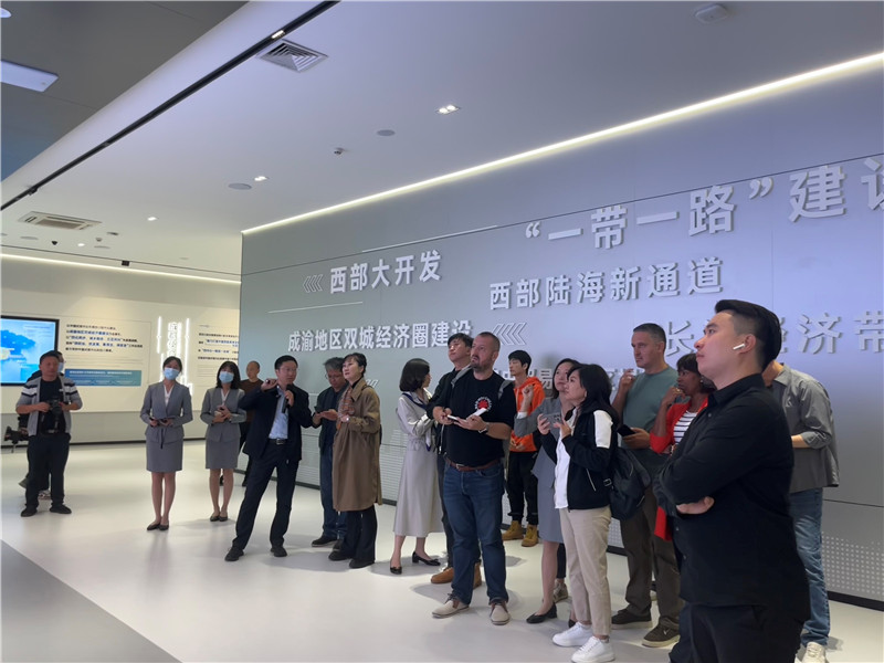 （成都國際鐵路港展廳，中外記者邊聽邊記，了解成都國際鐵路港運行情況 趙橙涔攝