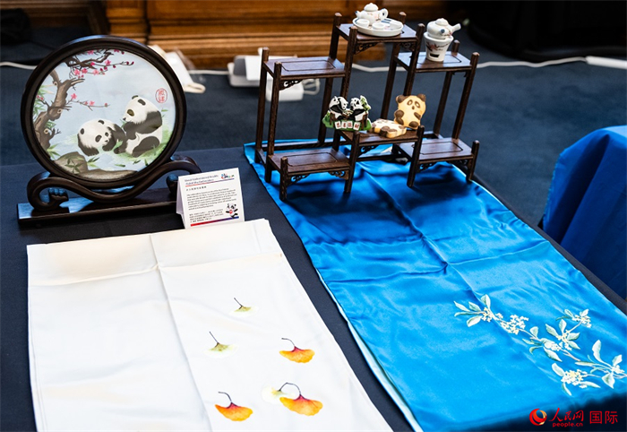 活動現(xiàn)場的現(xiàn)場文創(chuàng)展、互動體驗區(qū)、非遺區(qū)展示。人民網(wǎng) 郭錦標(biāo)攝