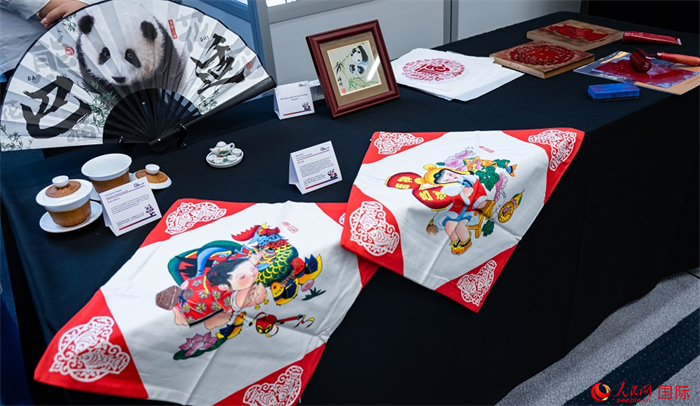 活動現(xiàn)場的現(xiàn)場文創(chuàng)展、互動體驗區(qū)、非遺區(qū)展示。人民網(wǎng) 郭錦標(biāo)攝