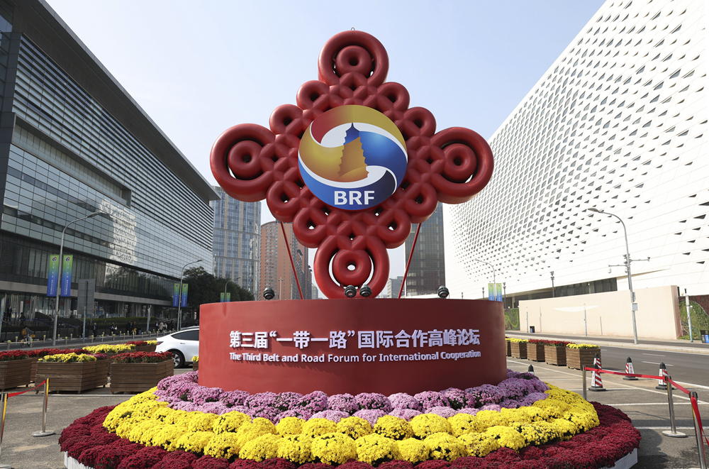 這是在北京國(guó)家會(huì)議中心附近拍攝的“一帶一路”國(guó)際合作高峰論壇景觀布置（2023年10月17日攝）。新華社記者 陳斌 攝