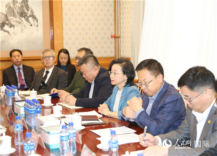 1.2023年10月30日，沈敏娟（右三）大使與中企代表座談。人民網(wǎng)記者 霍文攝
