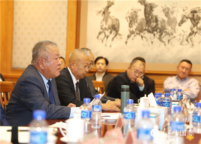 2.2023年10月30日，張義波（左一）會(huì)長(zhǎng)匯報(bào)商會(huì)工作情況。人民網(wǎng)記者 霍文攝