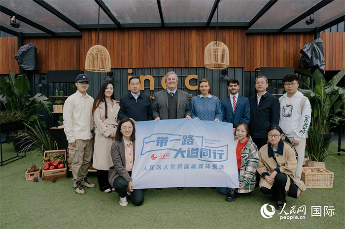 在烏拉圭第118屆普拉多牧農(nóng)業(yè)國(guó)際博覽會(huì)上，烏拉圭國(guó)家肉類協(xié)會(huì)主席與人民網(wǎng)記者合影。人民網(wǎng)記者 張若涵攝