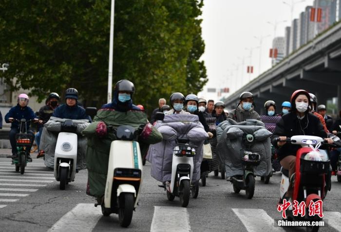 11月3日，河北石家莊迎降溫天氣，市民“捂”裝出行。 <a target='_blank' href='/'><p  align=