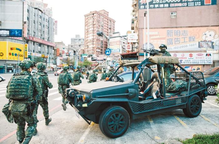圖為2021年臺(tái)陸軍特種作戰(zhàn)指揮部在演習(xí)。圖片來(lái)源：臺(tái)灣《中國(guó)時(shí)報(bào)》。