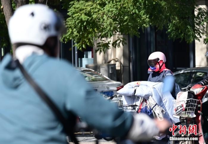 石家莊街頭，市民紛紛穿上厚厚的外套“捂”裝前行。 <a target='_blank' href='/'><p  align=