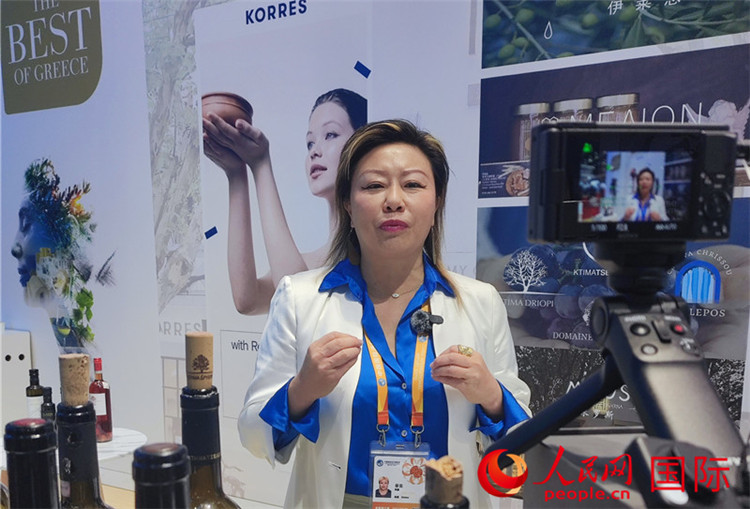 希華集團聯(lián)合創(chuàng)始人兼總裁索菲亞女士接受采訪。人民網(wǎng) 殷韜攝