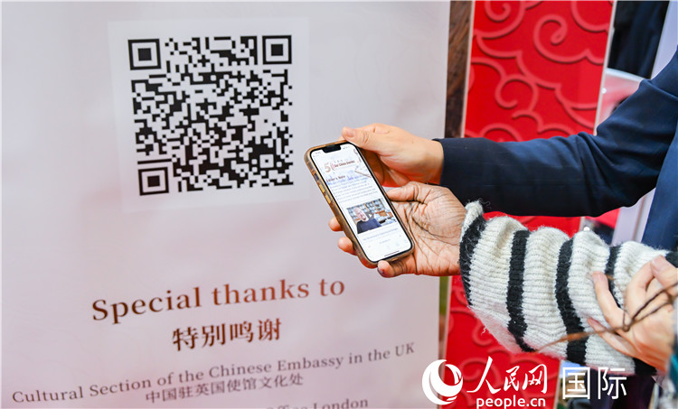 觀眾掃碼《我們的中國故事》系列視頻。人民網(wǎng) 郭錦標攝