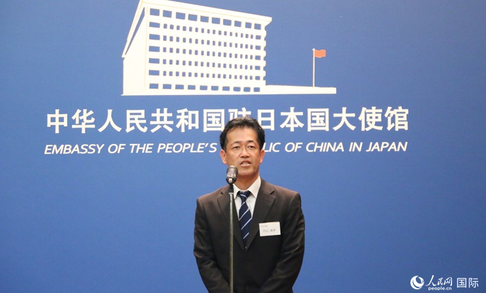 導(dǎo)師代表、東京大學(xué)教授內(nèi)山真伸發(fā)表致辭。人民網(wǎng) 許可攝