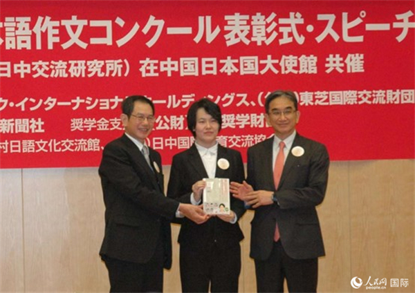 日本駐華大使垂秀夫（右一）、日本僑報(bào)社總編輯段躍中（左一）和趙志琳同學(xué)合影留念。人民網(wǎng)記者 陳建軍攝