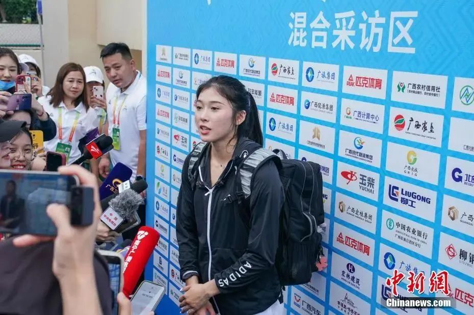 圖為吳艷妮在10日比賽結(jié)束后接受媒體采訪。陳冠言 攝