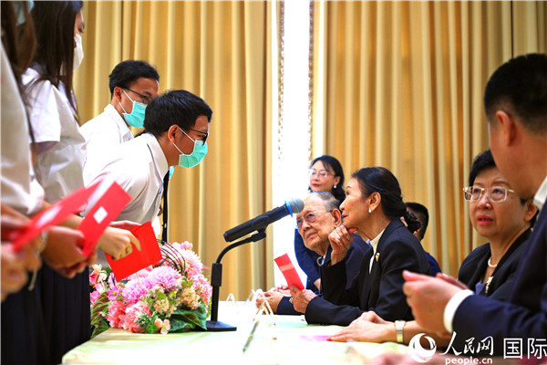 圖為獎助學(xué)金頒發(fā)現(xiàn)場。人民網(wǎng)記者 白元琪攝