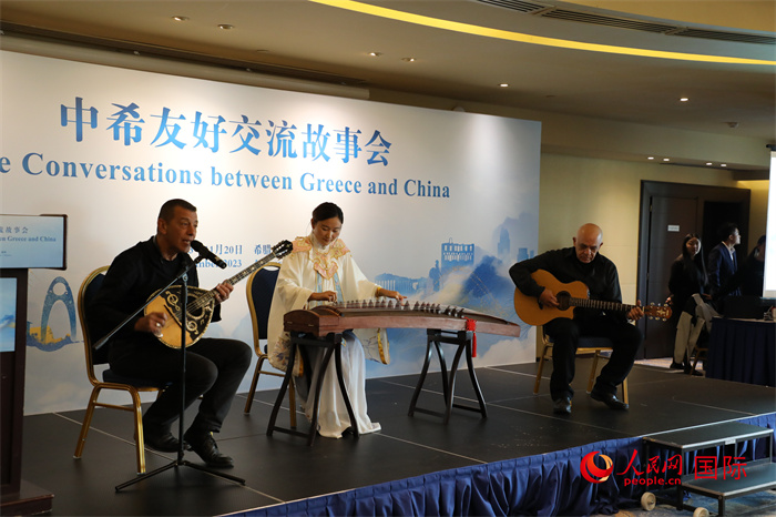 中希藝術(shù)家用古箏和布祖基琴演奏希臘著名歌曲《比雷埃夫斯的孩子》。   人民網(wǎng)記者 謝亞宏攝