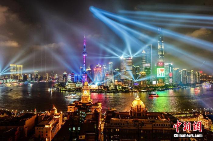 資料圖：上海外灘國慶燈光秀流光溢彩。 黃偉國 攝