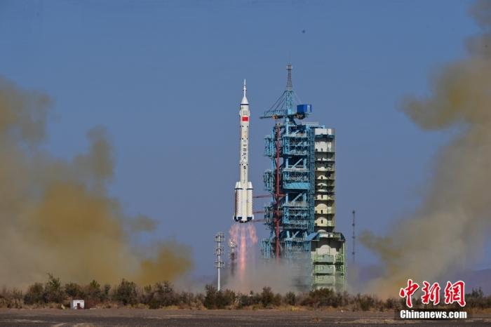 資料圖：北京時(shí)間2023年10月26日11時(shí)14分，搭載神舟十七號(hào)載人飛船的長征二號(hào)F遙十七運(yùn)載火箭在酒泉衛(wèi)星發(fā)射中心點(diǎn)火發(fā)射。汪江波 攝