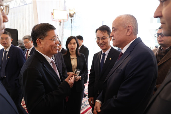 李永明同埃及住房部副部長會談交流。主辦方供圖