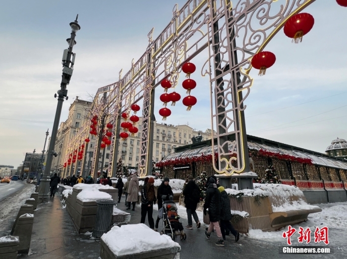 當(dāng)?shù)貢r(shí)間2月9日，中國(guó)農(nóng)歷新年慶?；顒?dòng)啟動(dòng)儀式在莫斯科市中心的卡梅爾格爾斯基巷舉行。圖為特維爾大街裝飾的中國(guó)大紅燈籠。<a target='_blank' href='/'><p  align=