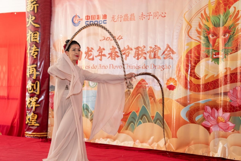 巴西藝術(shù)家表演中國舞。里約天主教大學(xué)孔子學(xué)院供圖