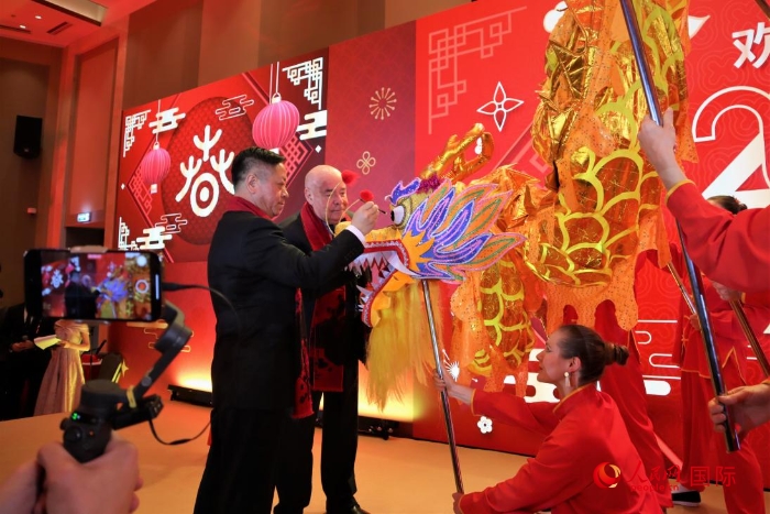 張漢暉（左）、施威特科（右）共同為彩龍點(diǎn)睛。于子恒攝