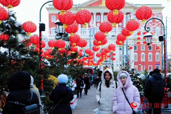 俄羅斯民眾在活動現(xiàn)場參觀游玩。人民網(wǎng)記者 隋鑫攝
