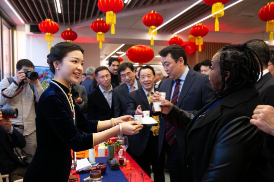 2月2日，人們在位于意大利羅馬的聯(lián)合國糧農組織總部體驗中國茶藝。新華社記者李京攝