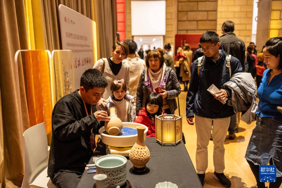 2月11日，參觀者在美國費城藝術(shù)博物館舉行的龍年迎新春活動上觀看瓷器制作。新華社發(fā)（周煥新攝）