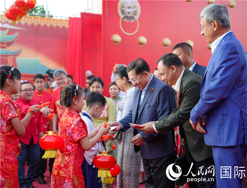 在活動(dòng)現(xiàn)場(chǎng)，敏昂萊主席夫婦根據(jù)當(dāng)?shù)貍鹘y(tǒng)向兒童送祝福1-人民網(wǎng)記者謝佳君攝